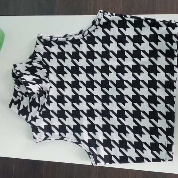 Black And White Crop Top - Picture 1 of 2